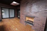 Terrasse mit Kamin - Unverwechselbar, außergewöhnlich u. authentisch: Charmanter L-Bungalow, 183m² mit Garage