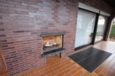 Terrasse mit Kamin - Unverwechselbar, außergewöhnlich u. authentisch: Charmanter L-Bungalow, 183m² mit Garage