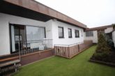 Bsp. mit Rasen (KI) - Unverwechselbar, außergewöhnlich u. authentisch: Charmanter L-Bungalow, 183m² mit Garage