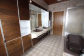 Badezimmer - Unverwechselbar, außergewöhnlich u. authentisch: Charmanter Bungalow, 183m² in L-Form mit Garage