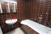 Stilvolles Wohnen in Hockenheim: Barrierefreier Bungalow mit Erbbauvertrag - Badezimmer