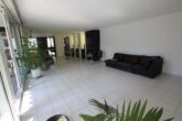 Stilvolles Wohnen in Hockenheim: Barrierefreier Bungalow mit Erbbauvertrag - Wohnzimmer