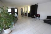 Stilvolles Wohnen in Hockenheim: Barrierefreier Bungalow mit Erbbauvertrag - Wohnzimmer