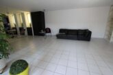 Stilvolles Wohnen in Hockenheim: Barrierefreier Bungalow mit Erbbauvertrag - Wohnzimmer