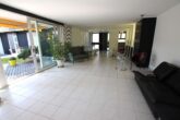 Stilvolles Wohnen in Hockenheim: Barrierefreier Bungalow mit Erbbauvertrag - Wohnzimmer