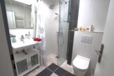 Stilvolles Wohnen in Hockenheim: Barrierefreier Bungalow mit Erbbauvertrag - Duschbad