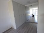 Stilvolles Wohnen in Hockenheim: Barrierefreier Bungalow mit Erbbauvertrag - Ankleide Schlafzi. 1