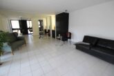 Stilvolles Wohnen in Hockenheim: Barrierefreier Bungalow mit Erbbauvertrag - Wohnzimmer