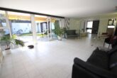 Stilvolles Wohnen in Hockenheim: Barrierefreier Bungalow mit Erbbauvertrag - Wohnzimmer