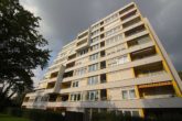 Hausansicht - Schönes Wohnen in Sandhausen: 3 ZKB, 91m², mit Sonnenbalkon und Tiefgaragenstellplatz