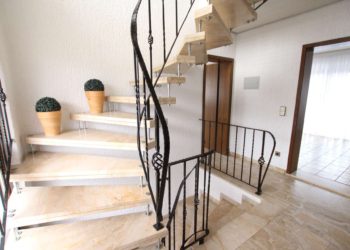 EFH, 180m², freistehend, mit Garten und Garagen in Sandhausen, 69207 Sandhausen, Einfamilienhaus