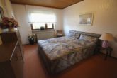 Schlafzimmer 1 - Einfamilienhaus: 132m² , sehr gepflegt, mit Garten und 2 Garagen