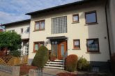 Hausansicht - Einfamilienhaus: 132m² , sehr gepflegt, mit Garten und 2 Garagen