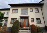 Hausansicht - Einfamilienhaus: 132m² , sehr gepflegt, mit Garten und 2 Garagen