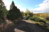 Auffahrt - Freistehendes Mehrgenerationen-Haus mit Panorama-Aussicht und grüner Oase
