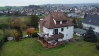 Hausansicht - Freistehendes Mehrgenerationen-Haus mit Panorama-Aussicht und grüner Oase