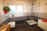 Wohnidylle auf 105m²: DHH mit sonnigem Grundstück in Nußloch - Badezimmer